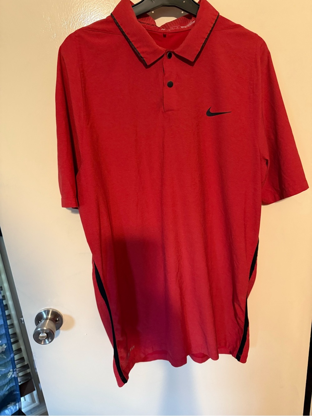 Men’s Nike Polo Tiger Woods Collection size M -READ small hole in front of shirt